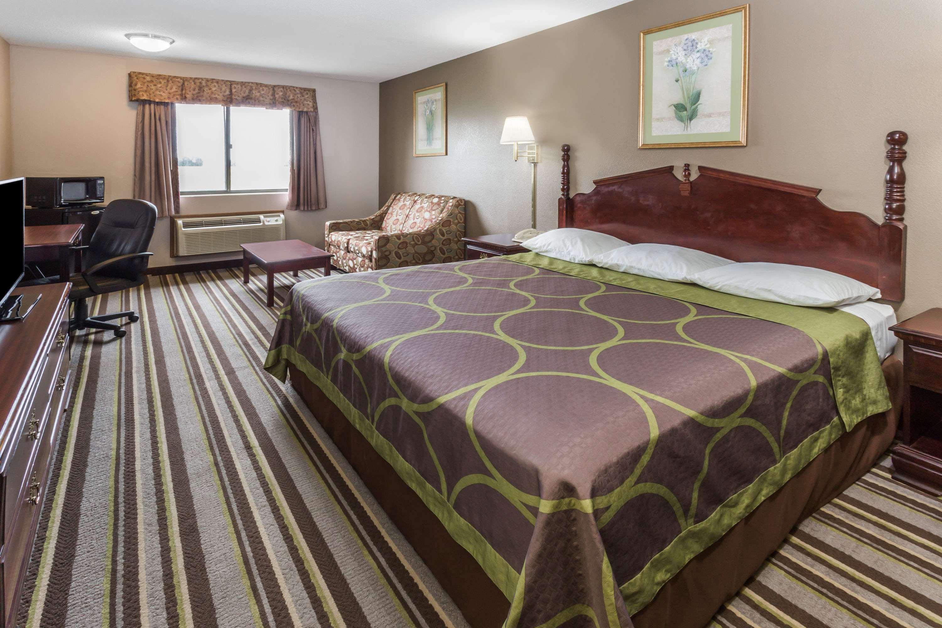 Super 8 By Wyndham Yorkville Екстериор снимка
