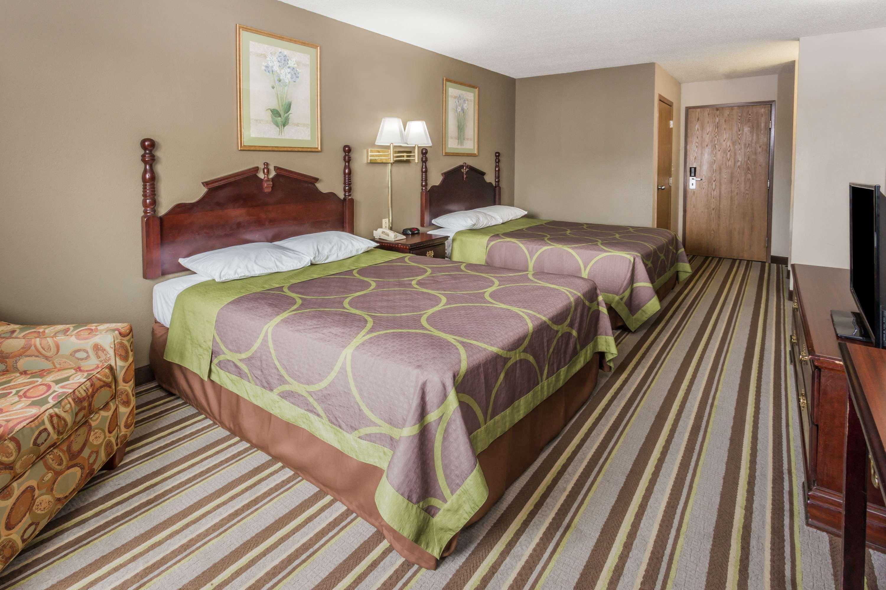 Super 8 By Wyndham Yorkville Екстериор снимка