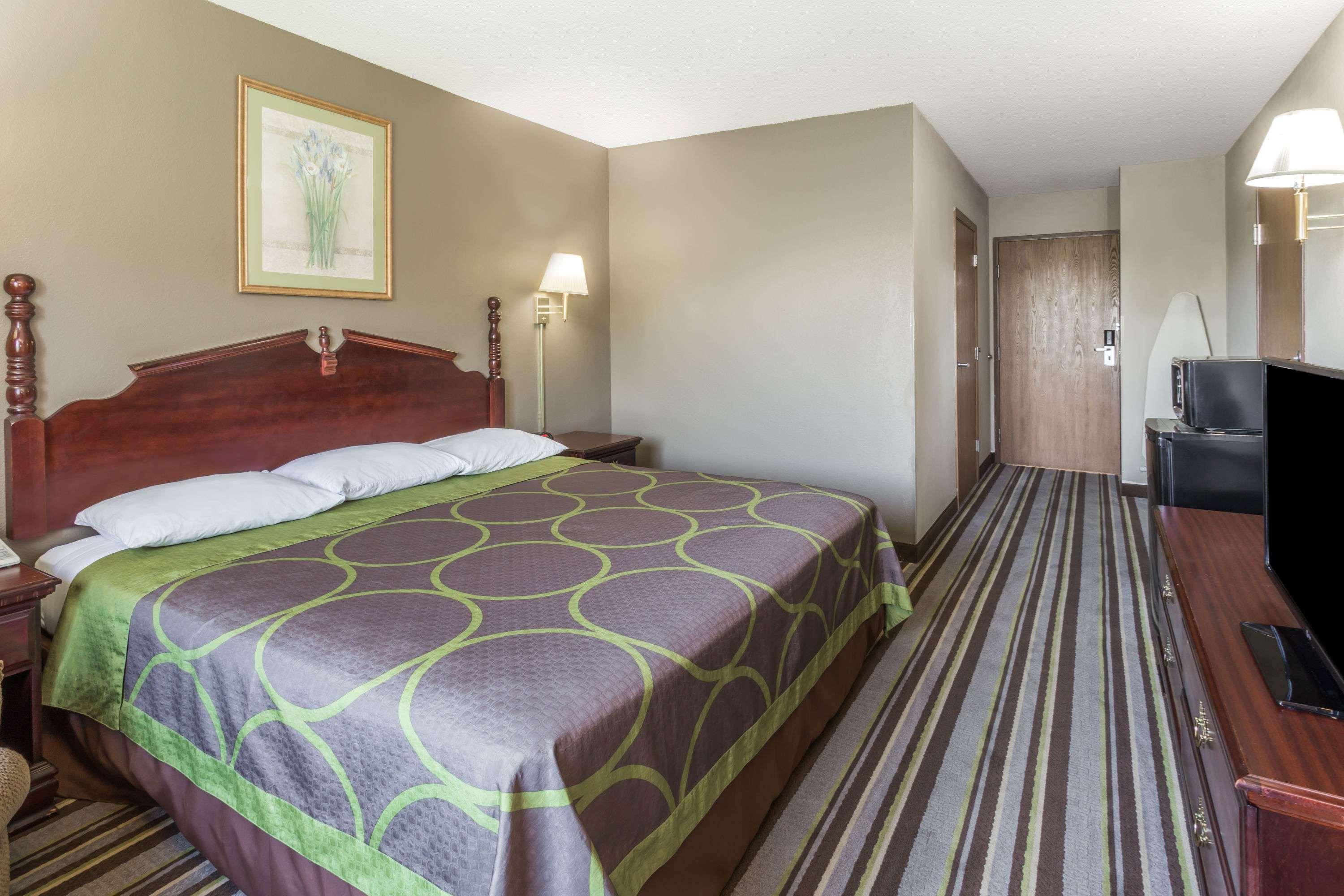 Super 8 By Wyndham Yorkville Екстериор снимка