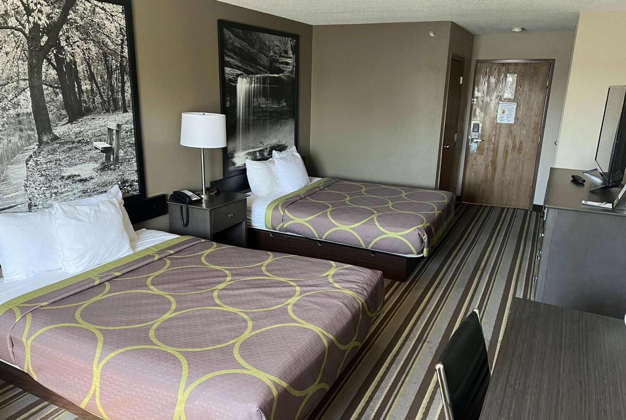 Super 8 By Wyndham Yorkville Екстериор снимка