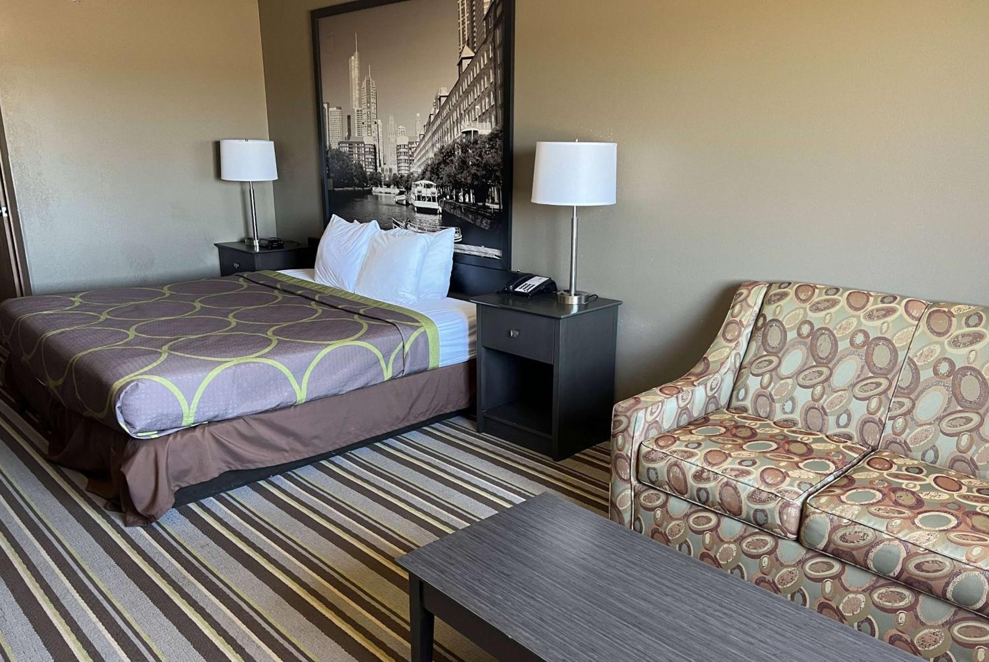 Super 8 By Wyndham Yorkville Екстериор снимка