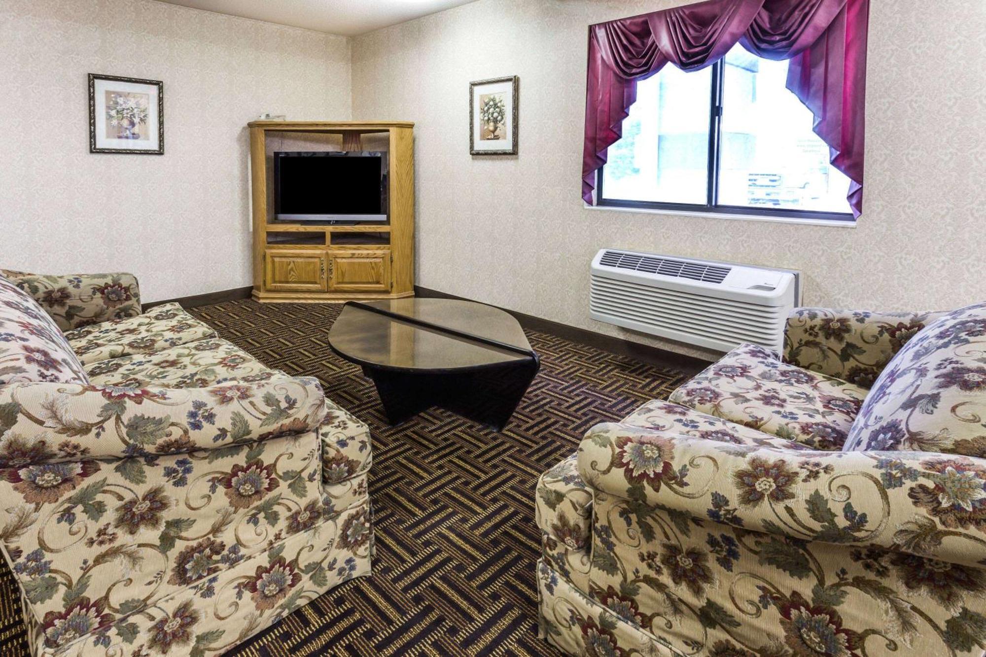 Super 8 By Wyndham Yorkville Екстериор снимка